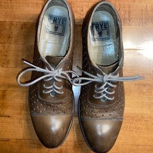 Frye Carson Perf Leather Oxford, Size 9